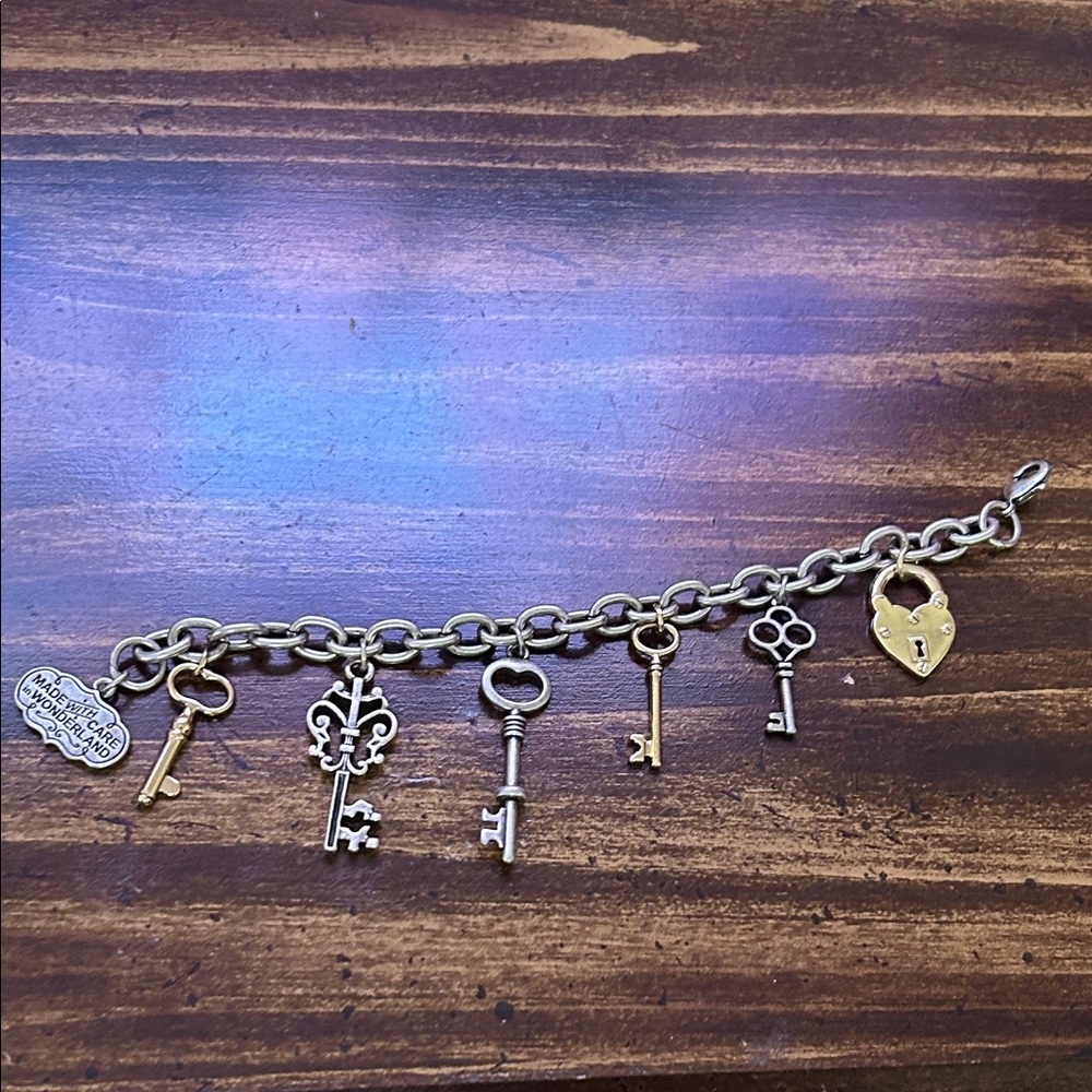 ♥️♠️Disney Wonderland Key Charm Bracelet♦️♣️